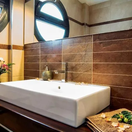 Designer Haus Mit Beheiztem Pool *